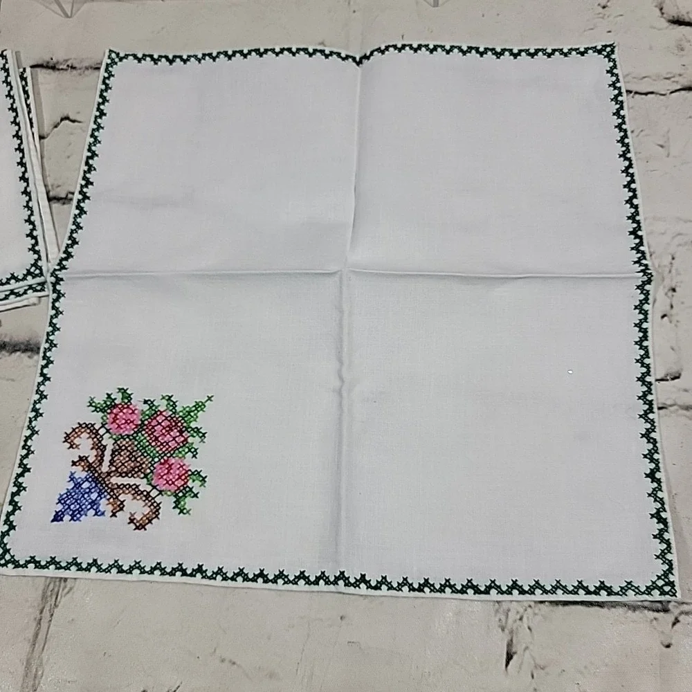 Vintage Cross-Stitch Embroidered Cloth Napkins Lot Of 4‎ Traditional Grannycore